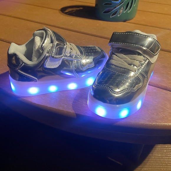 - Kids shoes with Led lights. Rechargeable. Brand new. USB cord included! - Picture 3 of 7